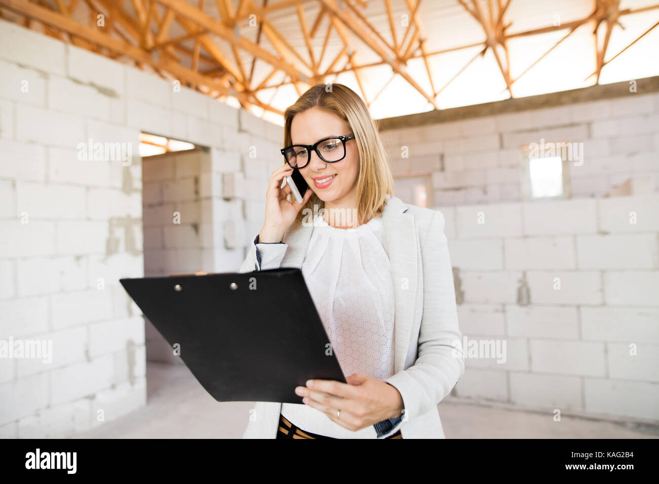 Architekten auf der Baustelle bei Blueprints suchen. Stockfoto