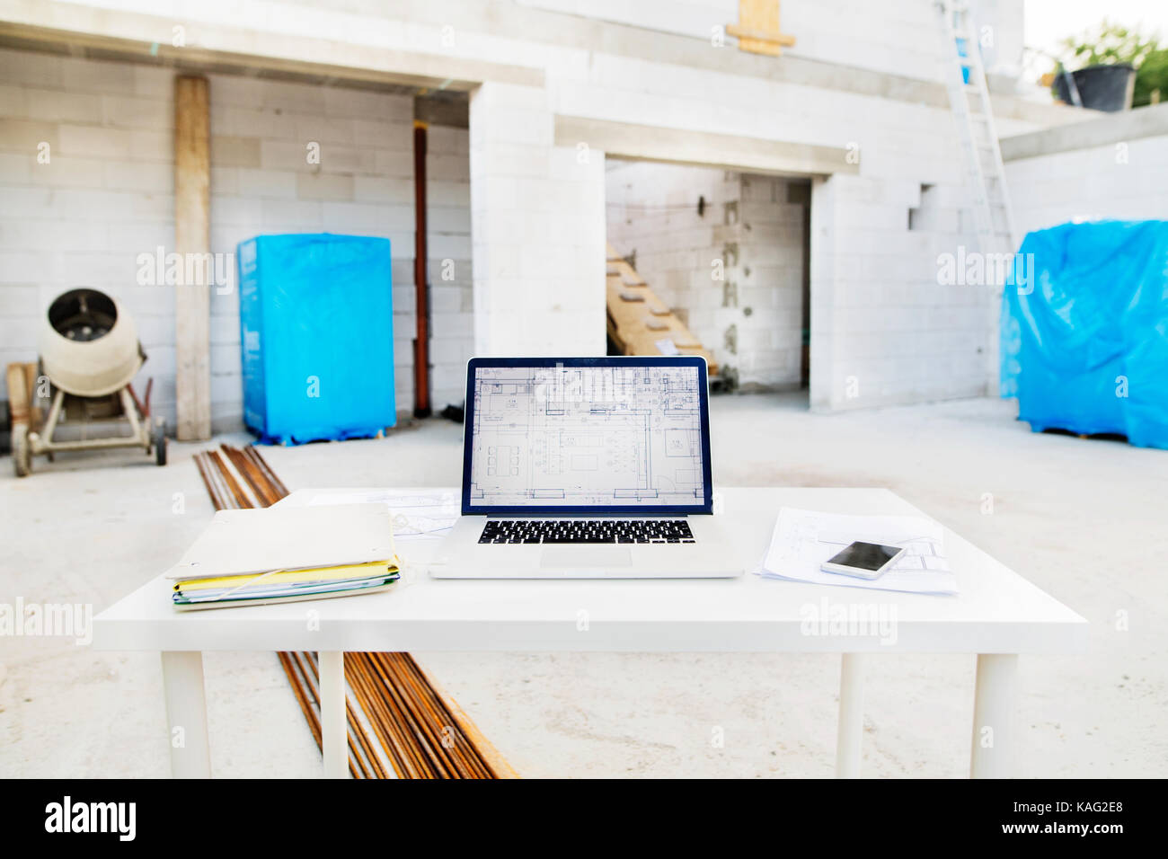 Blueprints und Laptop auf der Baustelle. Stockfoto