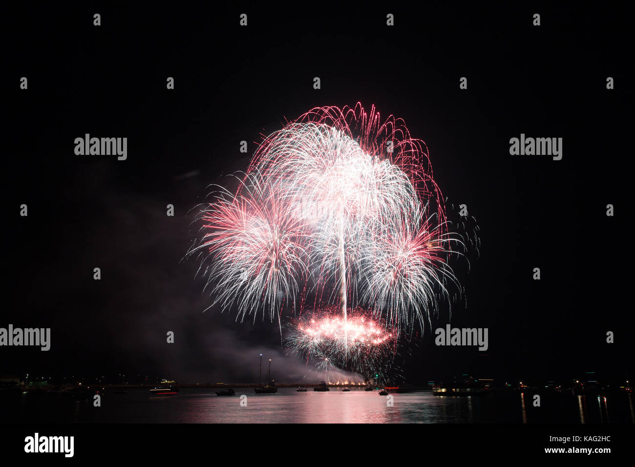 Feuerwerk über dem Barbican Hafen von Plymouth aus der Königin Anne, die Batterie während der britischen Feuerwerk WM 2017 mit der Anzeige von Smart Pyr Stockfoto