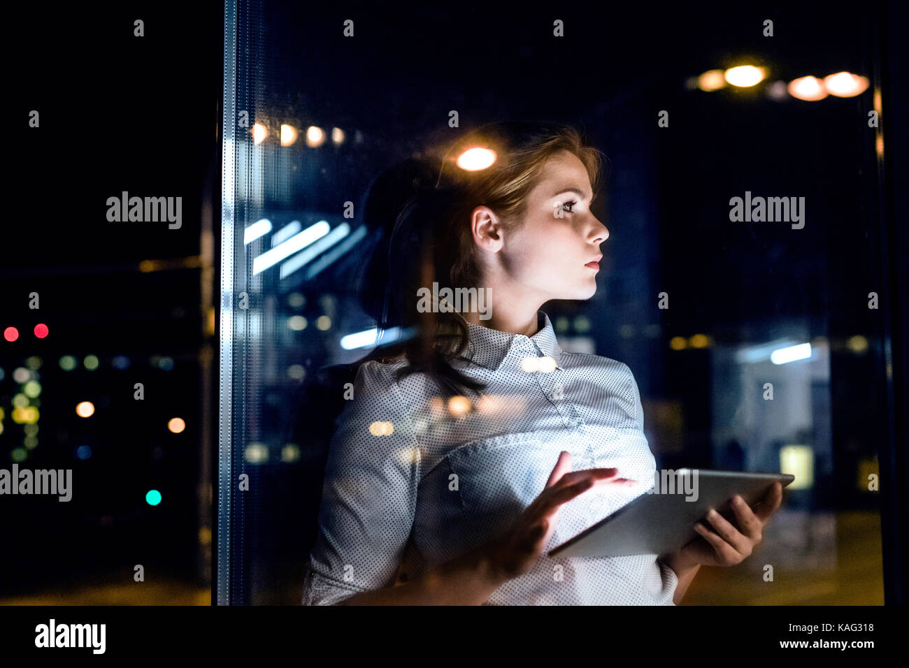 Geschäftsfrau mit Tablet spät in der Nacht. Stockfoto