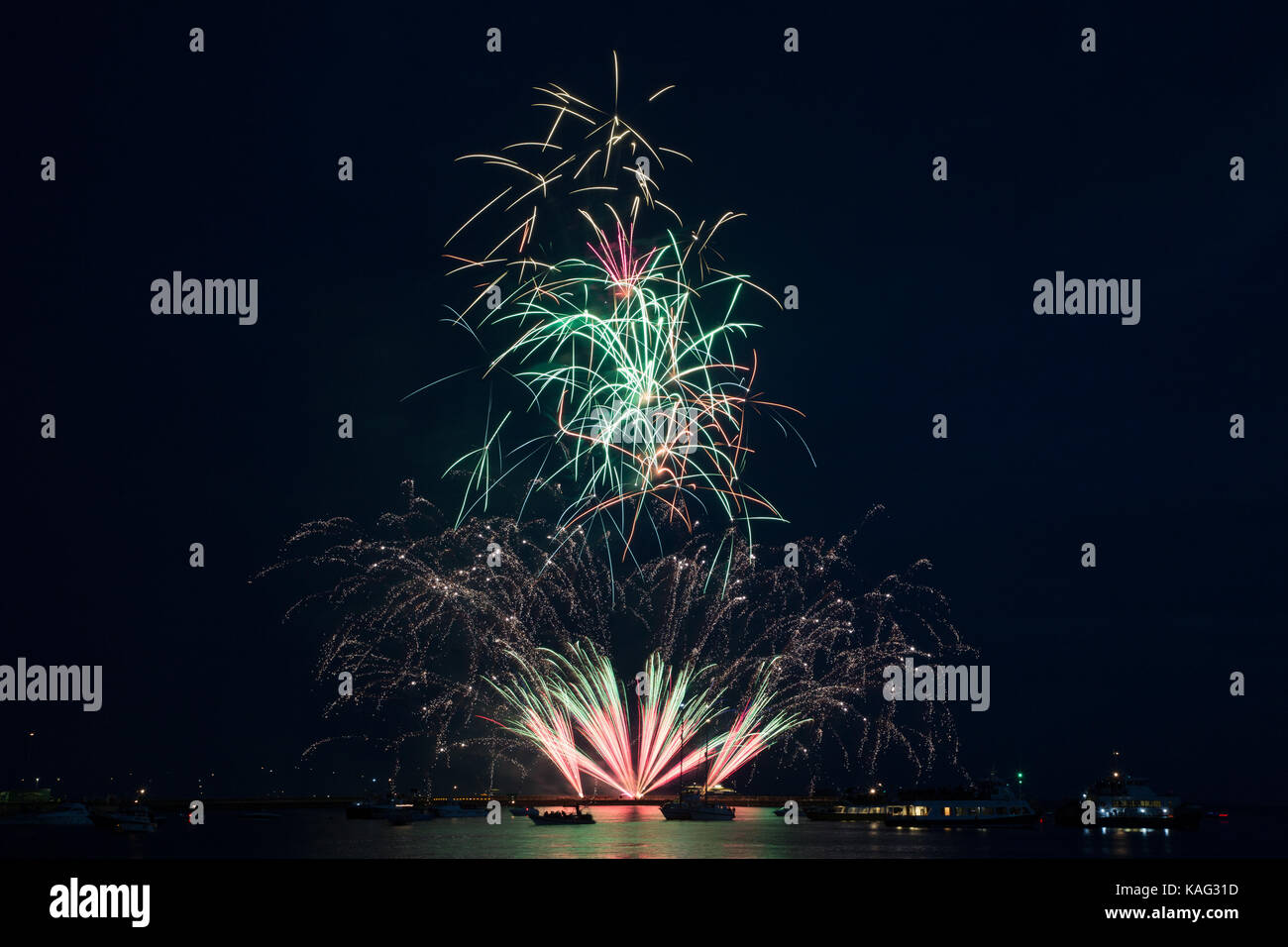 Feuerwerk über dem Barbican Hafen von Plymouth aus der Königin Anne, die Batterie während der britischen Feuerwerk WM 2017 mit der Anzeige von Smart Pyr Stockfoto