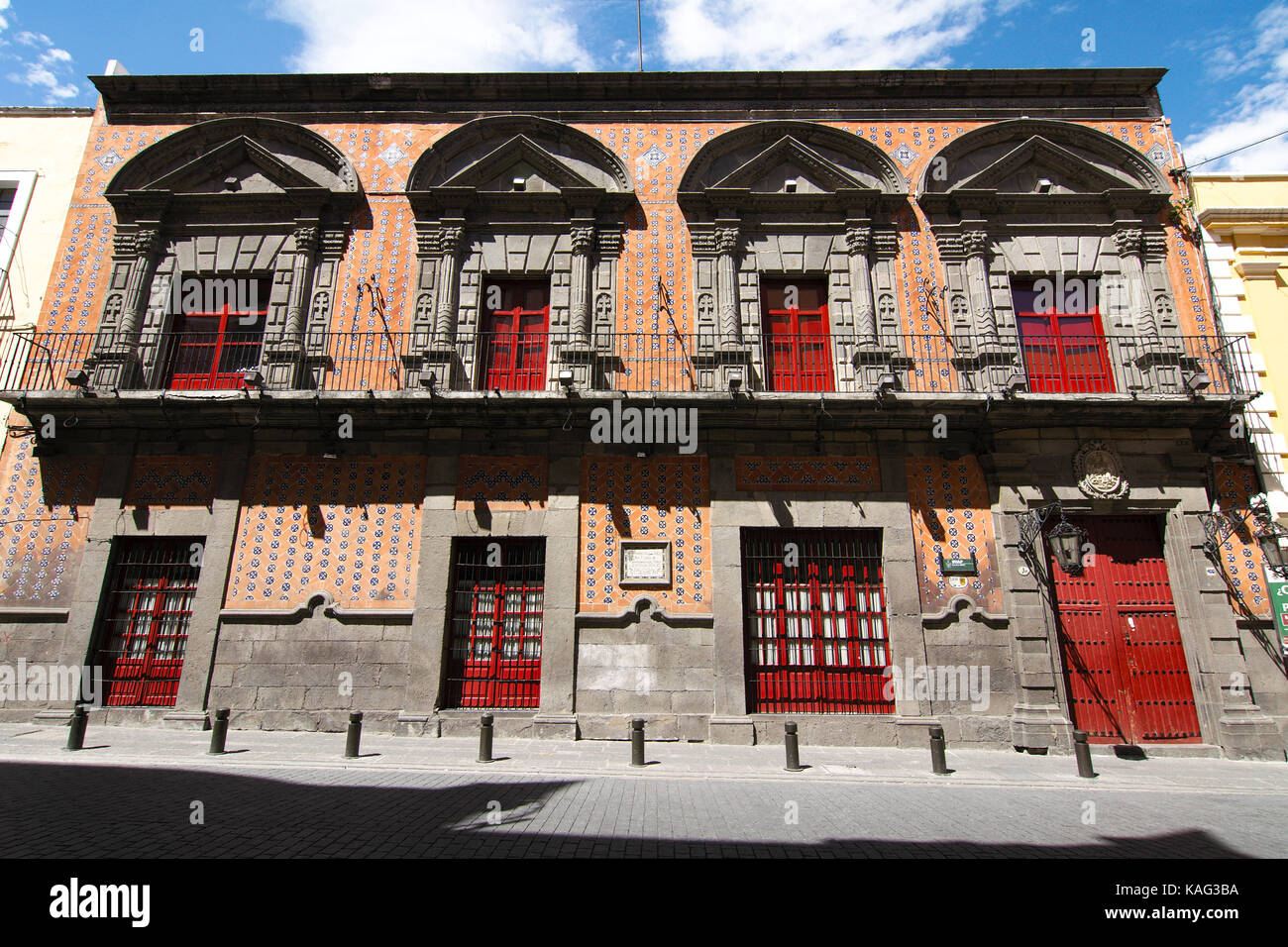 Puebla City, Puebla, Mexiko - 2016: Ein traditionelles Haus mit talavera-Verzierungen im Stadtzentrum. Stockfoto