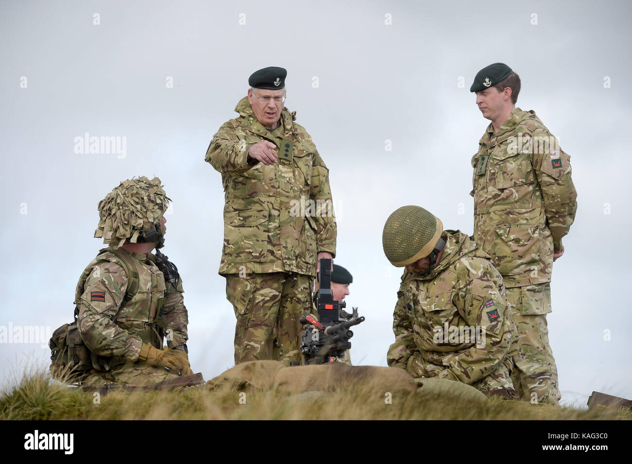 Der Herzog von Gloucester Chats mit Soldaten bei einer live Zündzeitpunkt bei seinem Besuch in Okehampton Camp, Dartmoor, während das 6. Bataillon, jährliche Die Gewehre' Einsatz Übung. Stockfoto