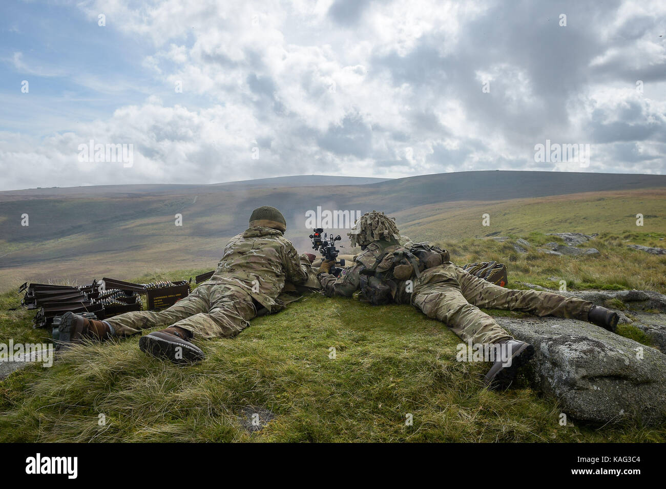 Soldaten aus 6 gewehre Brand scharfer Munition aus einem General Purpose Machine Gun (GPMG) auf der Strecke an Okehampton Camp, Dartmoor, während das 6. Bataillon, jährliche Die Gewehre' Einsatz Übung. Stockfoto