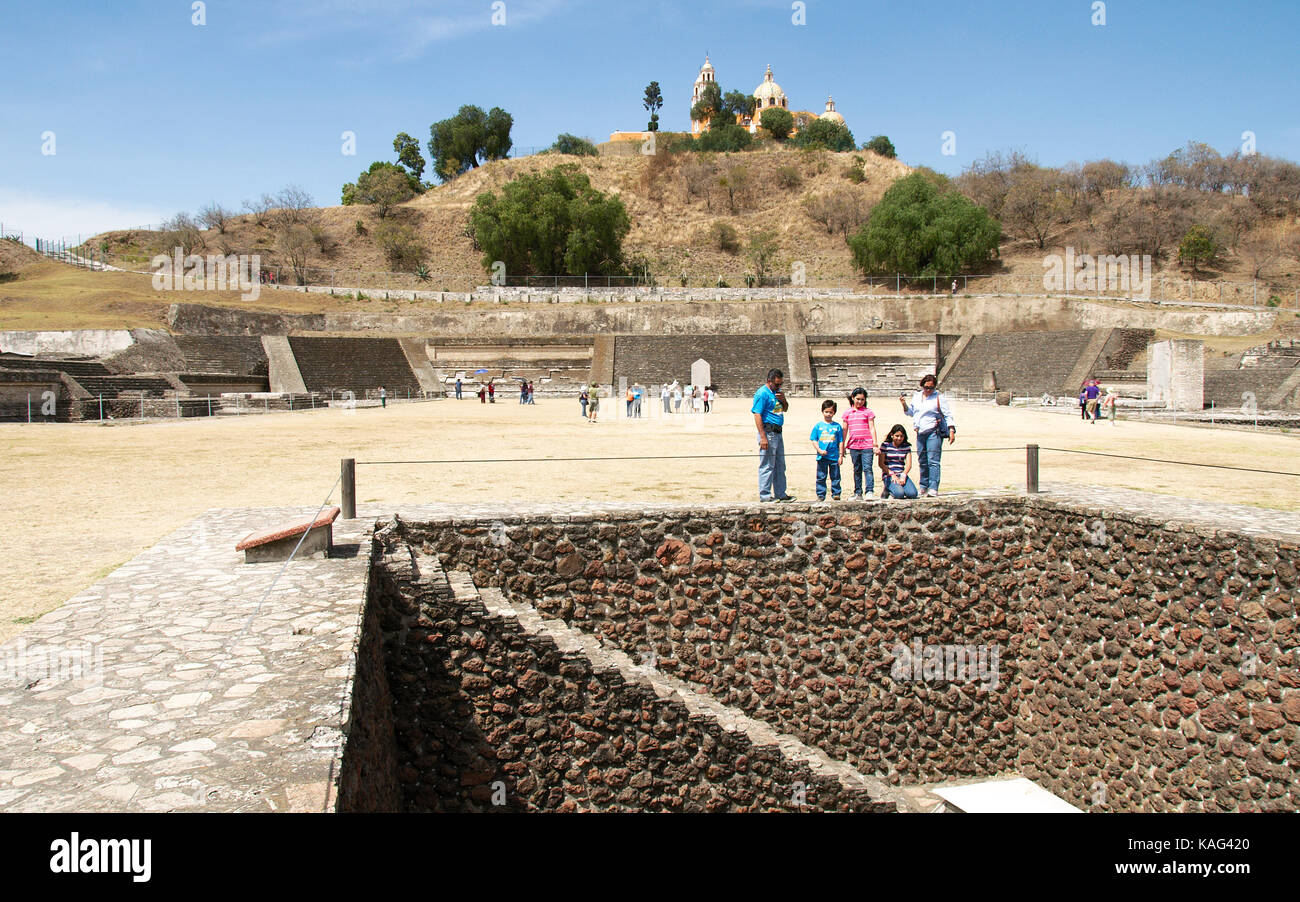 Cholula, Puebla, Mexiko - 2016: Panoramablick auf die große Pyramide von Cholula, mit der Kirche Nuestra Señora de los Remedios. Stockfoto