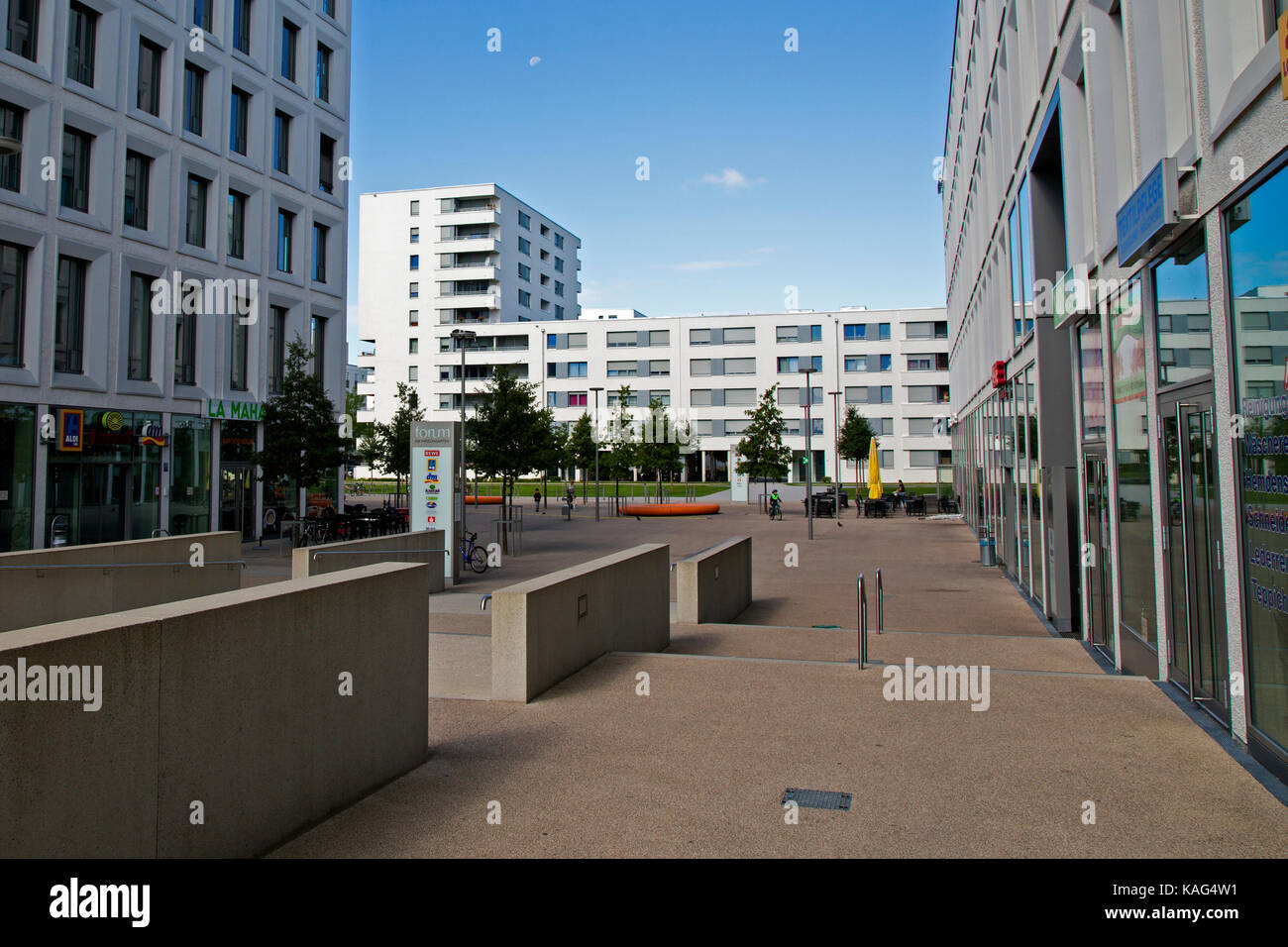 Moderne Gebäude, die auf dem Forum Commercial Center, Birketweg, Hirschgarten, München, Bayern, Deutschland Stockfoto