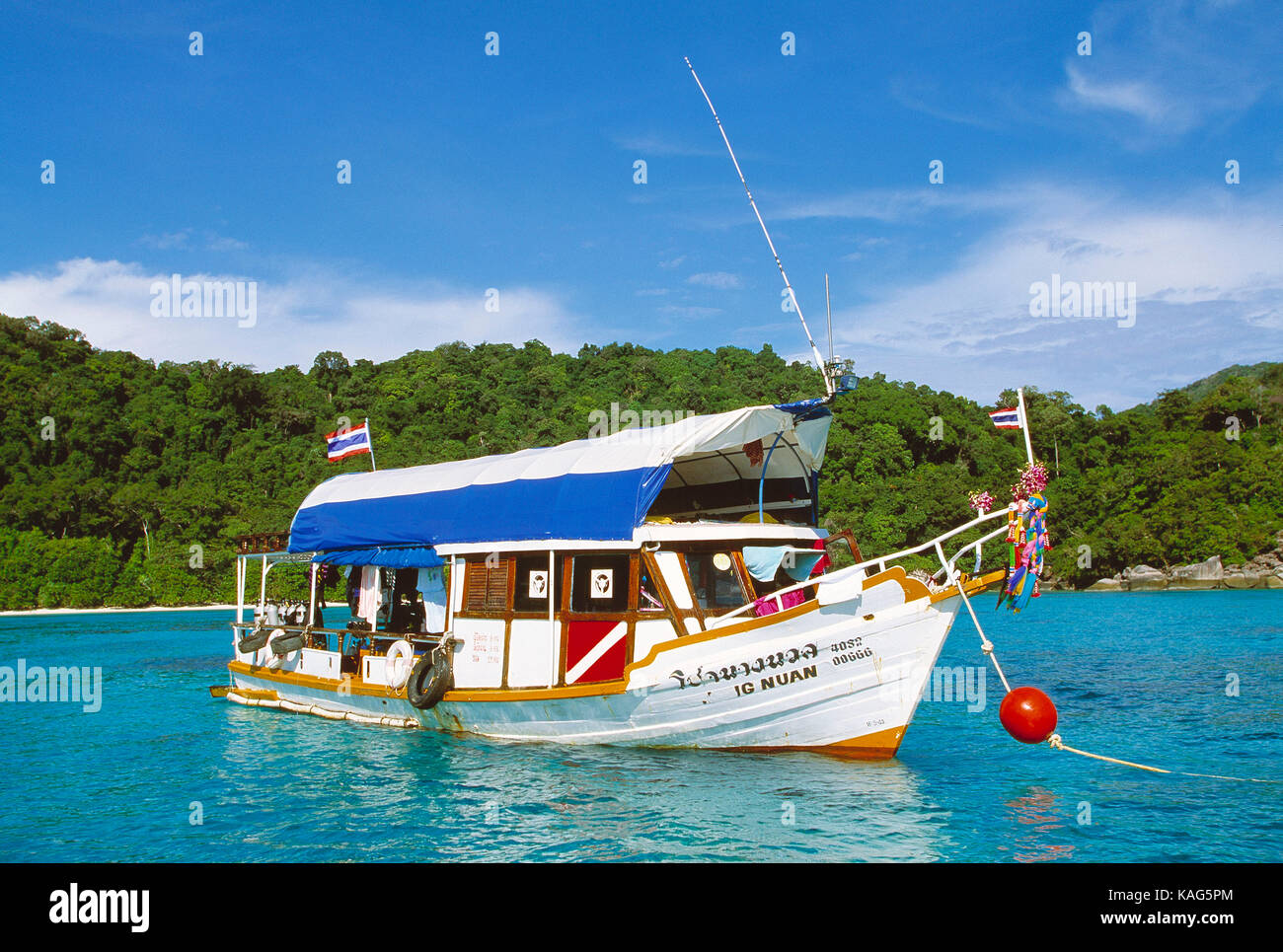 Thailand. Similan Inseln. Wassersport. Lokale Tauchboot günstig am Strand. Stockfoto