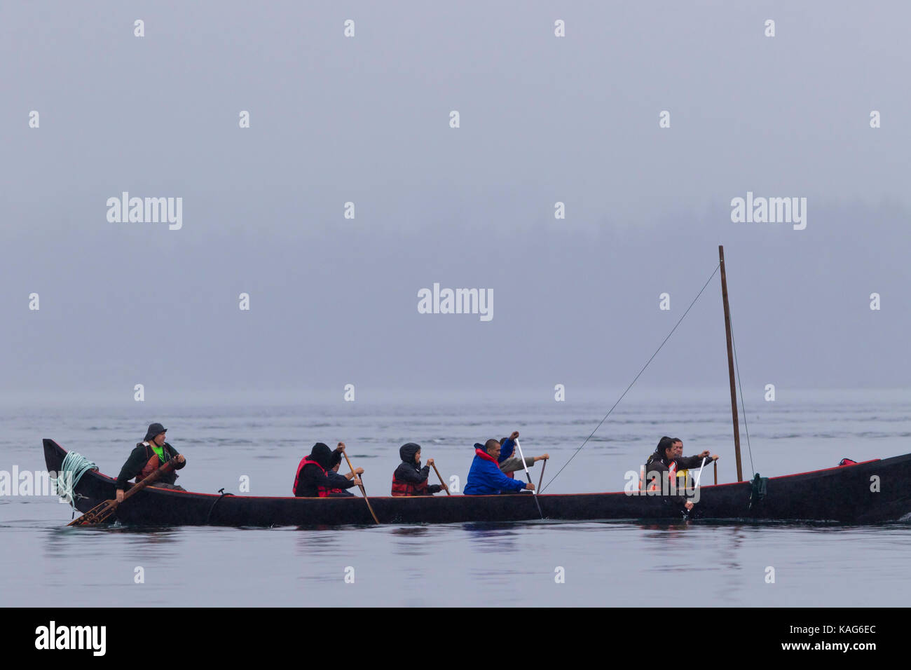 Erste Nationen Eingeborenen in Krieg Kanu paddeln in Richtung Swanson Insel in Protest gegen fishfarms, British Columbia, Kanada. Stockfoto