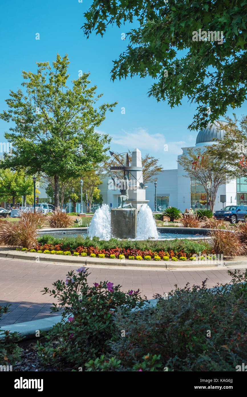 Ein großer Brunnen und Kunstwerken großer Shopper auf der Hauptstraße in die Shoppes in eastchase Einkaufszentrum in Montgomery, Alabama, USA. Stockfoto