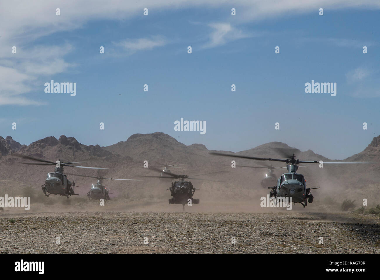Us-Marines und Soldaten der Marine Corps Luftfahrt Waffen und Taktiken Squadron (MAWTS-1) vorbereiten, während eine Antenne schießwesen zu landen Stockfoto