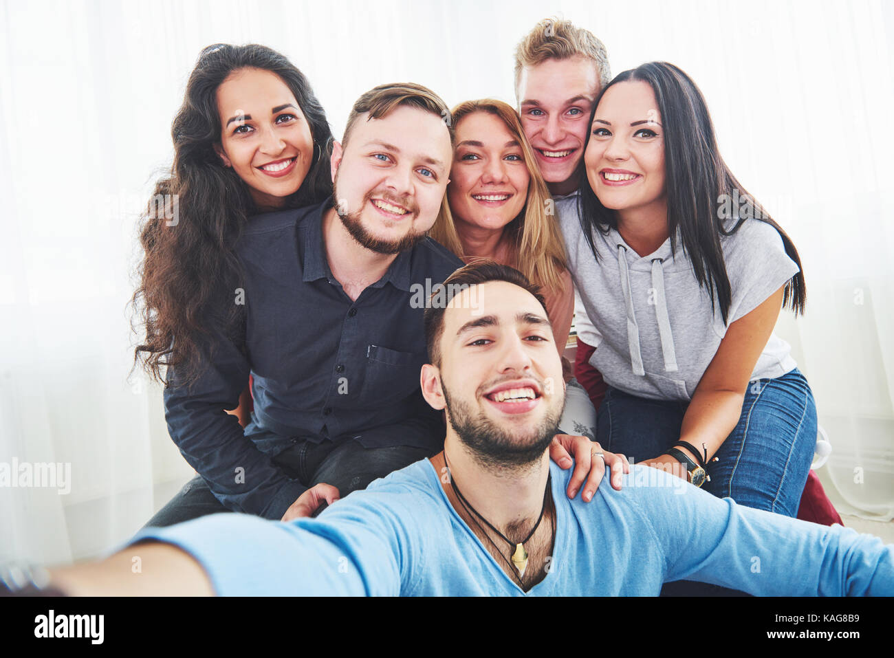 Beste Freunde Unter Selfie Im Freien Mit Hintergrundbeleuchtung Gluckliche Freundschaft Konzept Mit Jungen Menschen Spass Zusammen Stockfotografie Alamy