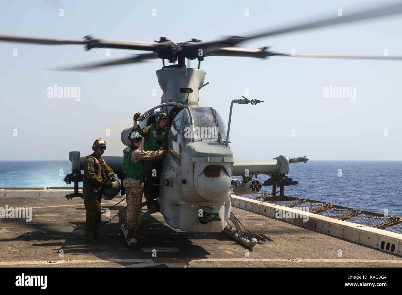 Marines mit der Luftfahrt Combat Element bereiten Sie eine AH-1Z Cobra für den Flugbetrieb Stockfoto