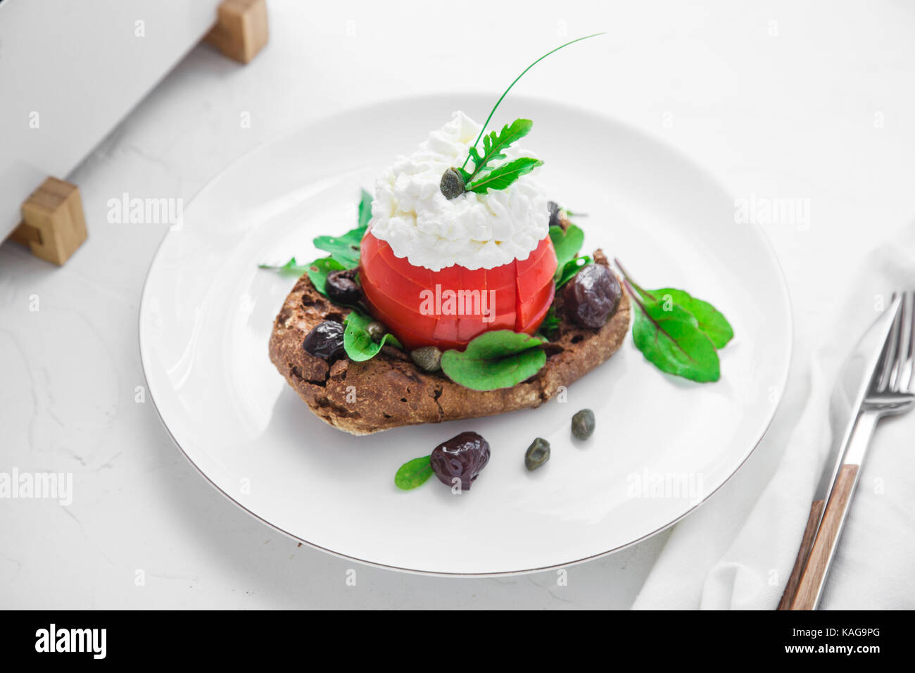 Dakos Gerste Zwieback mit mizitra Käse, Tomaten, Oliven, Oregano und Olivenöl. Kretischen Vorspeisen Stockfoto