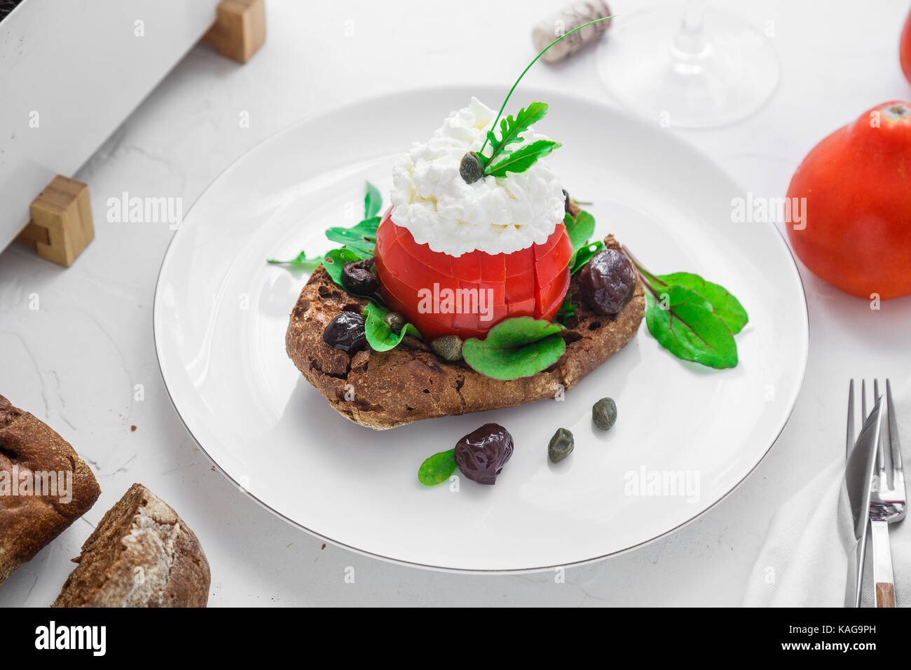 Dakos Gerste Zwieback mit mizitra Käse, Tomaten, Oliven, Oregano und Olivenöl. Kretischen Vorspeisen Stockfoto