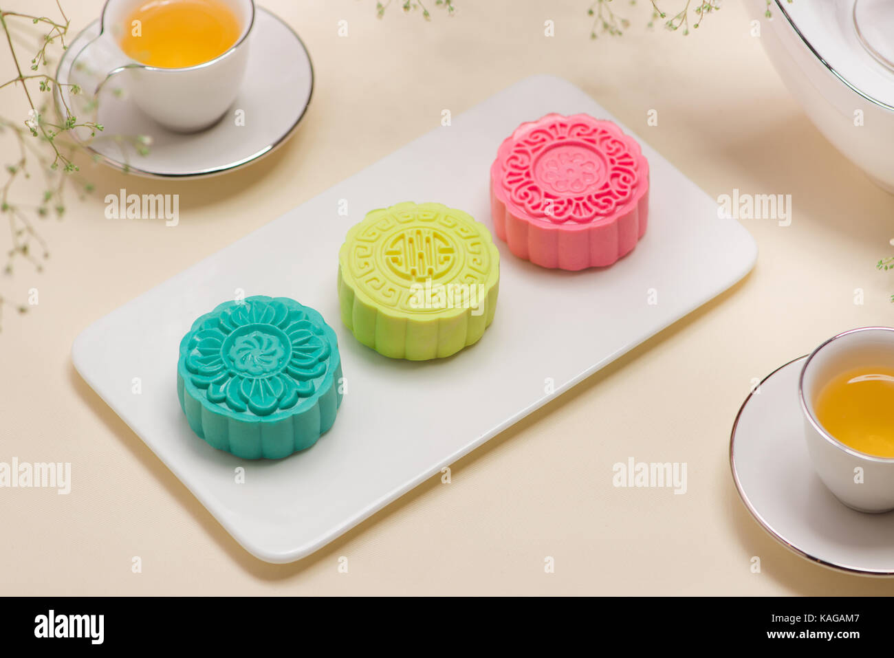 Traditionelle Mooncakes am gedeckten Tisch. Verschneite Haut Mooncakes. Chinesische Mitte Herbst Festival Lebensmittel. Stockfoto