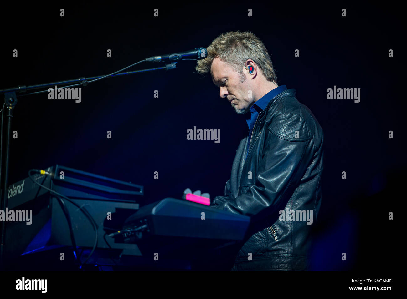 Die norwegische pop-rock Gruppe A-ha führt ein Live Konzert in Oslo Spektrum in Oslo. Hier Keyboarder Magne Furuholmen wird gesehen, live auf der Bühne. Norwegen, 30/04 2016. Stockfoto