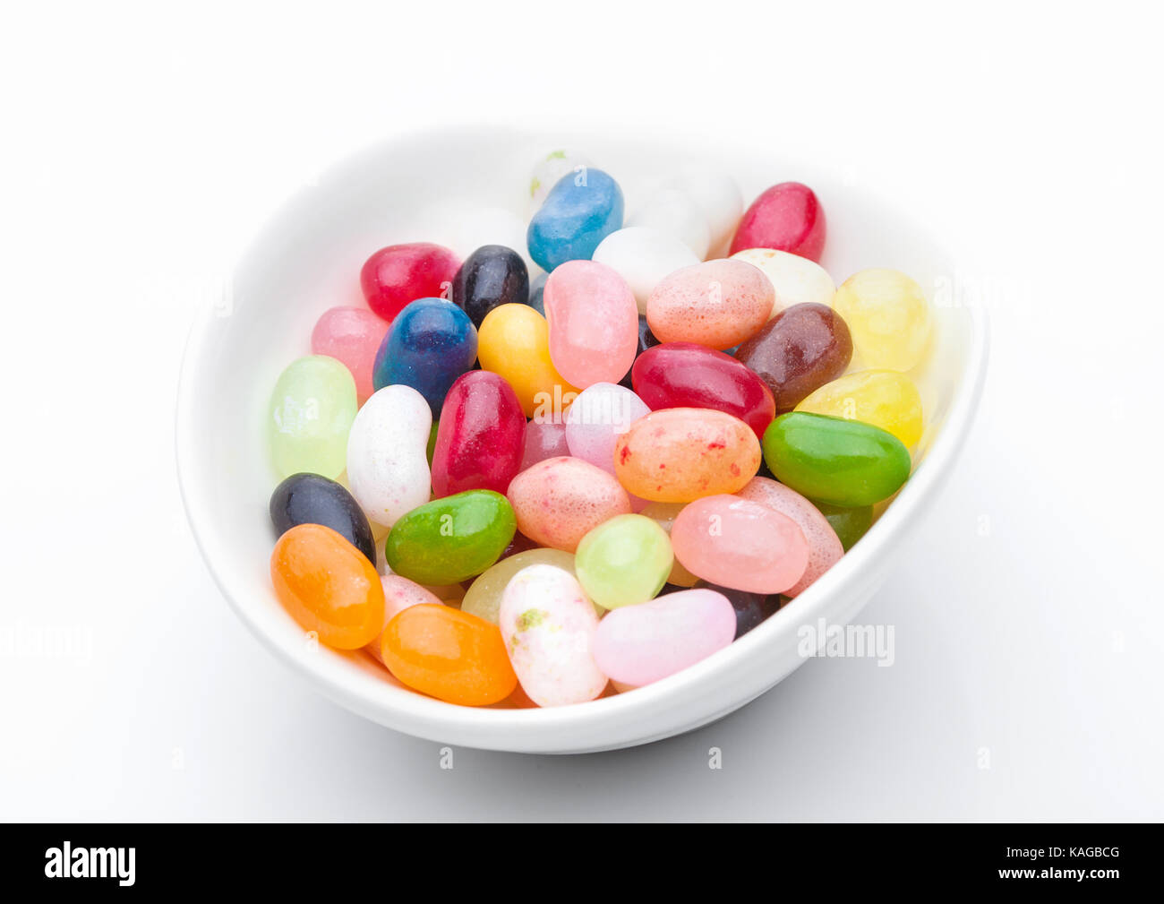 Jelly Beans süße bunte Bonbons in weiße Schüssel auf weißem Hintergrund Stockfoto