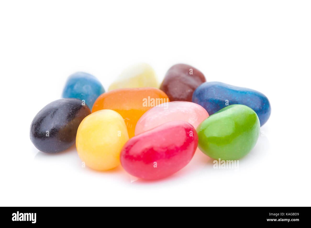 Jelly Beans süße bunte Bonbons auf weißem Hintergrund Stockfoto