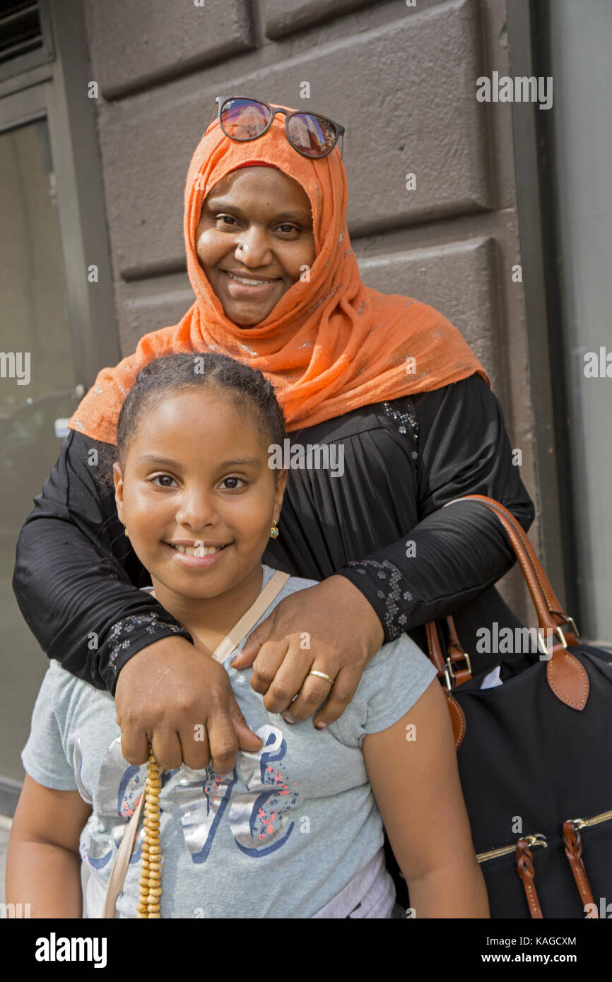 Eine Mutter aus dem Sudan und ihre Tochter an der moslemischen Day Parade in Midtown Manhattan, New York City. Stockfoto