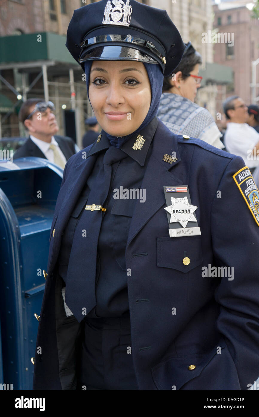 Eine attraktive jemenitische Hilfspolicewoman bei der Parade zum Muslim Day in Midtown Manhattan, New York City.2017, Stockfoto