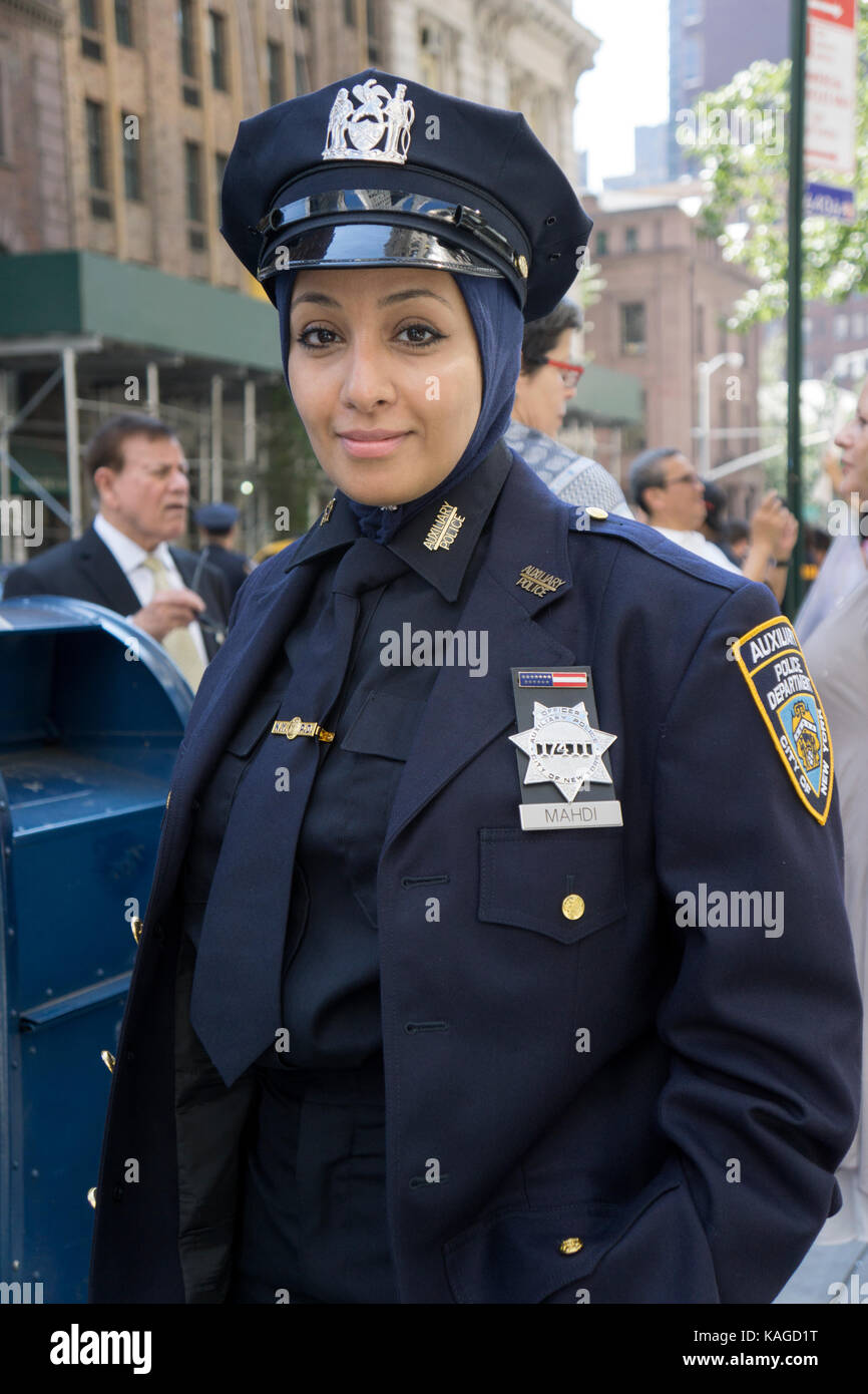 Eine attraktive Jemenitischen hilfs Polizistin an er Muslimische Day Parade in Midtown Manhattan, New York City. Stockfoto