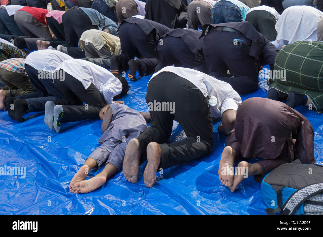 Ein Junge an Gebete bei der Muslimischen Day Parade in Midtown Manhattan, New York City. Stockfoto