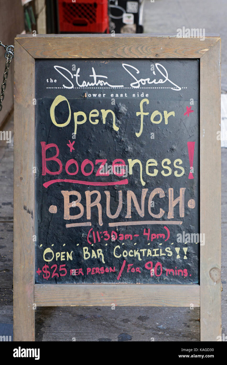 Ein Zeichen außerhalb des Stanton Social Restaurant auf der Lower East Side mit einem Wortspiel und mit Alkohol gefüllte business Brunch. New York City Stockfoto