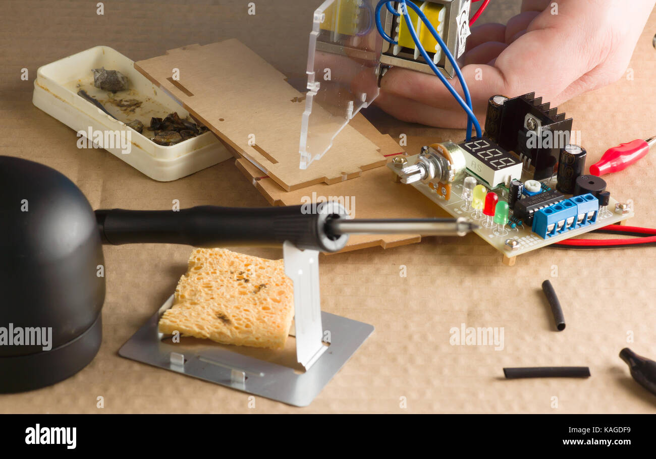 Meister Reparatur elektronischen Geräte an seinem Arbeitsplatz Stockfoto