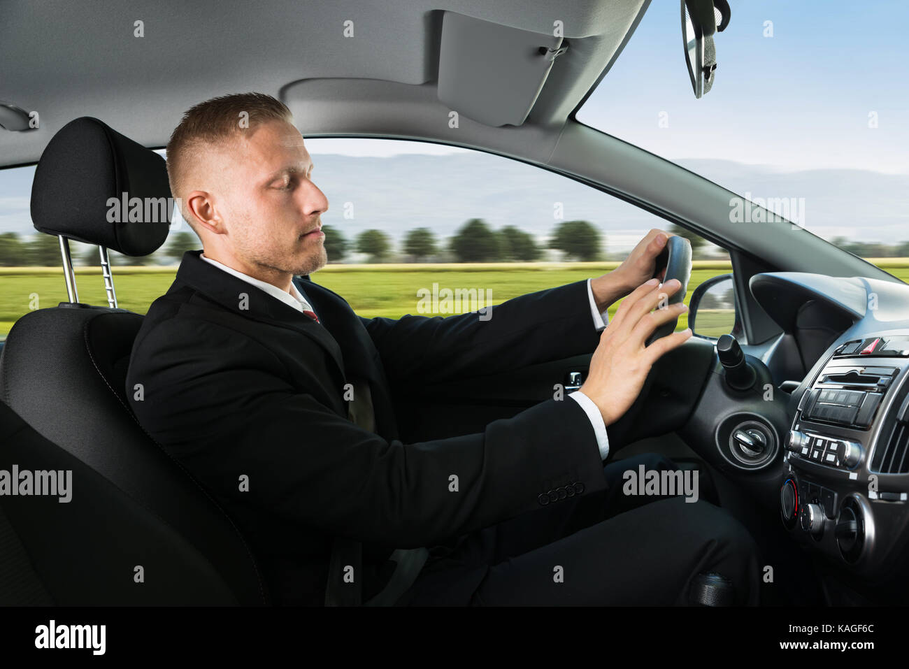 Portrait einer jungen Geschäftsmann Schlafen während der Fahrt Auto Stockfoto