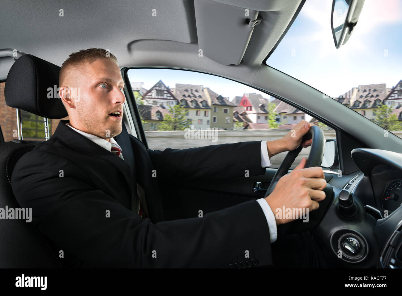 Porträt einer schockiert Geschäftsmann, der ein Auto fährt Stockfoto