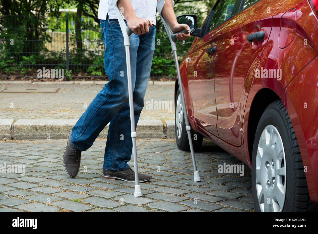 Nahaufnahme eines Behinderten Mann mit Krücken gehen in der Nähe von Pflege Stockfoto