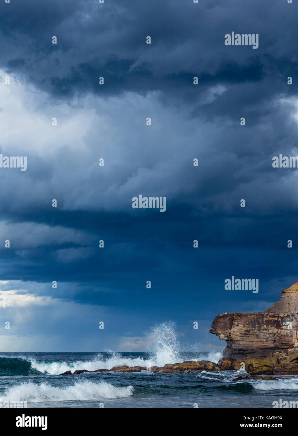 Hohe Wellen vor einem blauen Himmel bei Warriewood Strand in NSW Australien Stockfoto