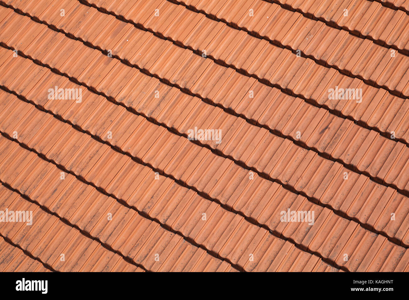 Traditionelle Red Roof Tiling, Hintergrund Foto Textur Stockfoto