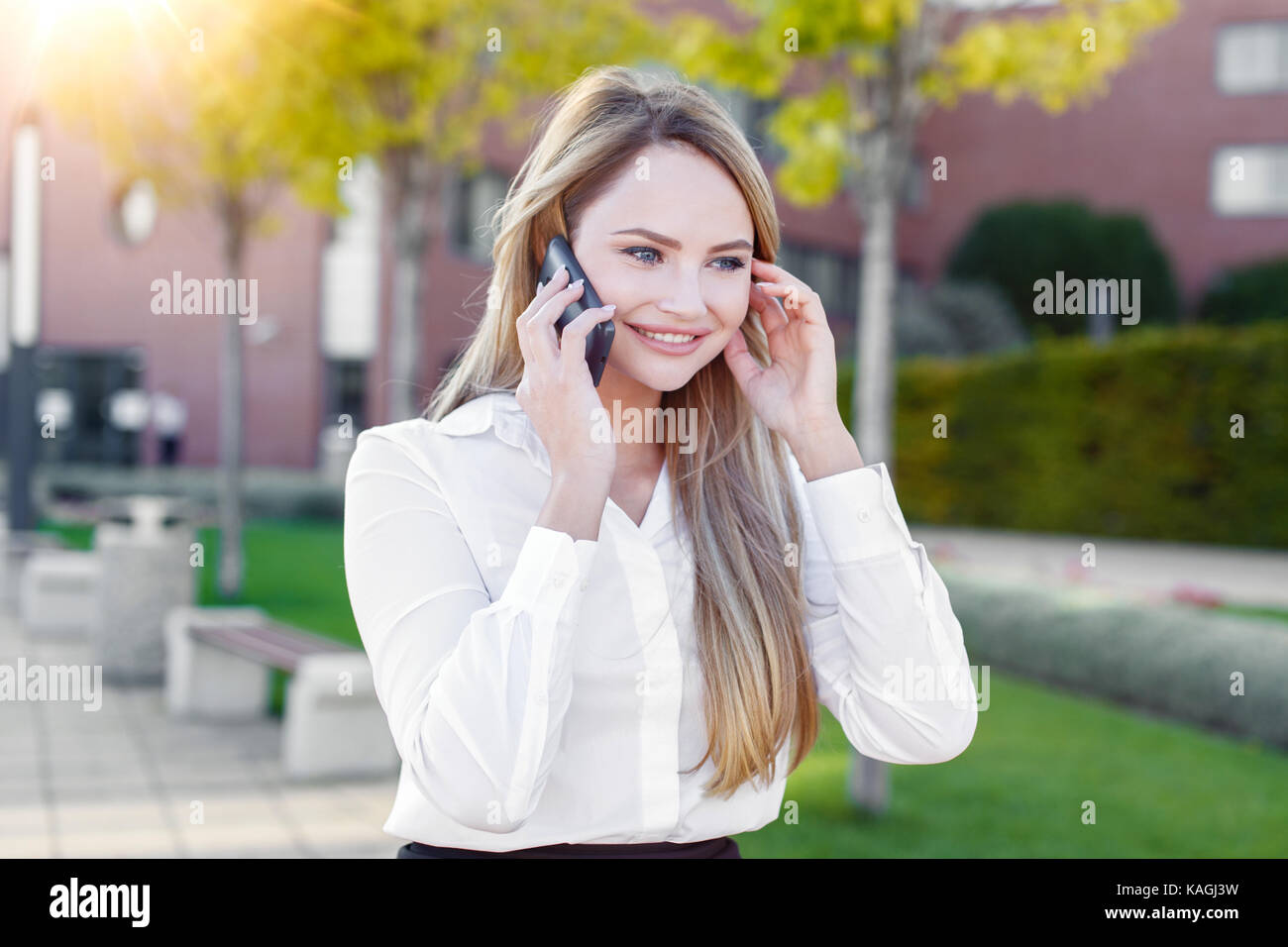 Gerne blonde junge geschäftsfrau, draußen im Park Stockfoto