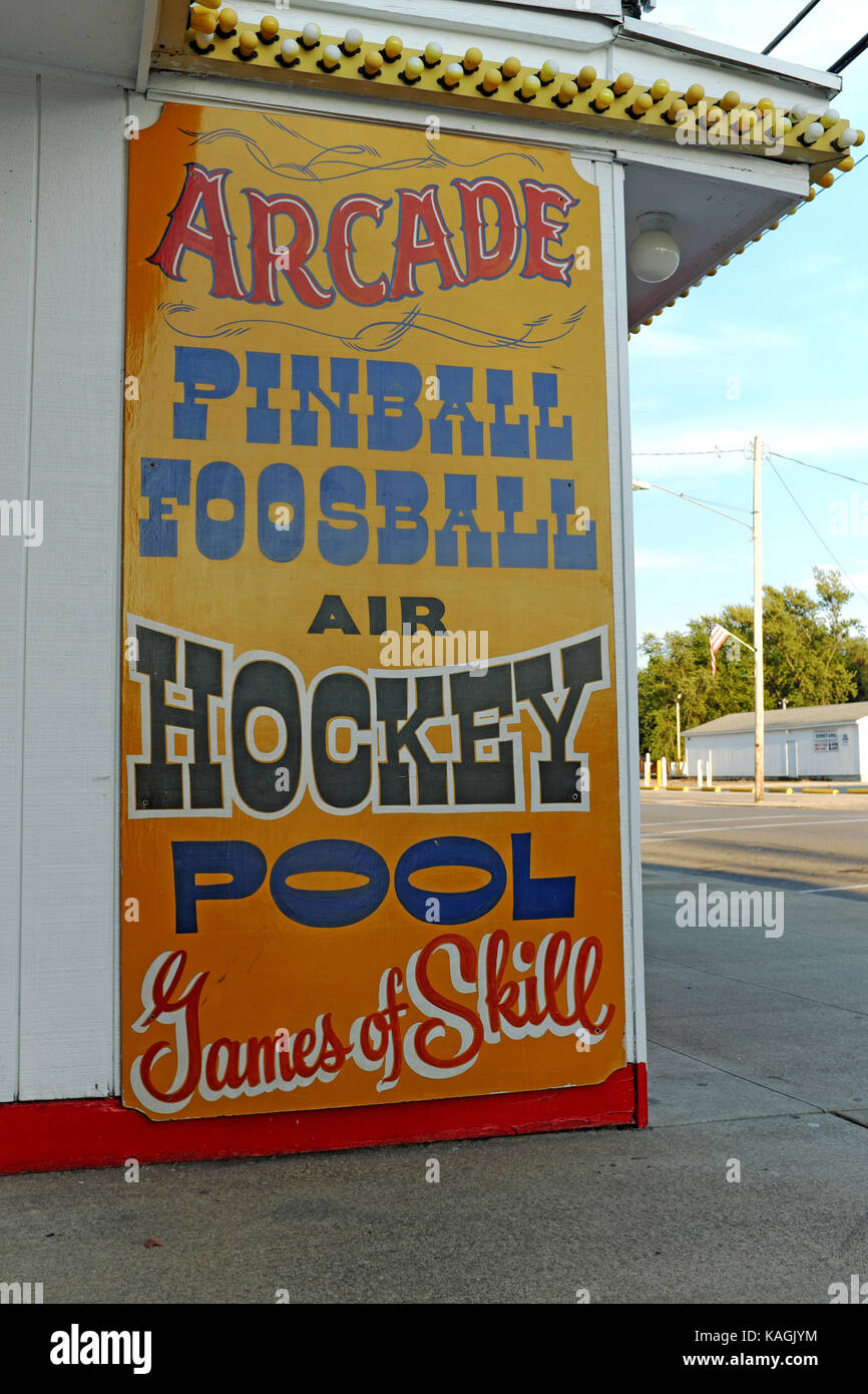 Eine Spielhalle am Genf-on-the-Lake-Strip im Nordosten von Ohio ist eines von vielen historischen Geschäften im Sommerresort. Stockfoto