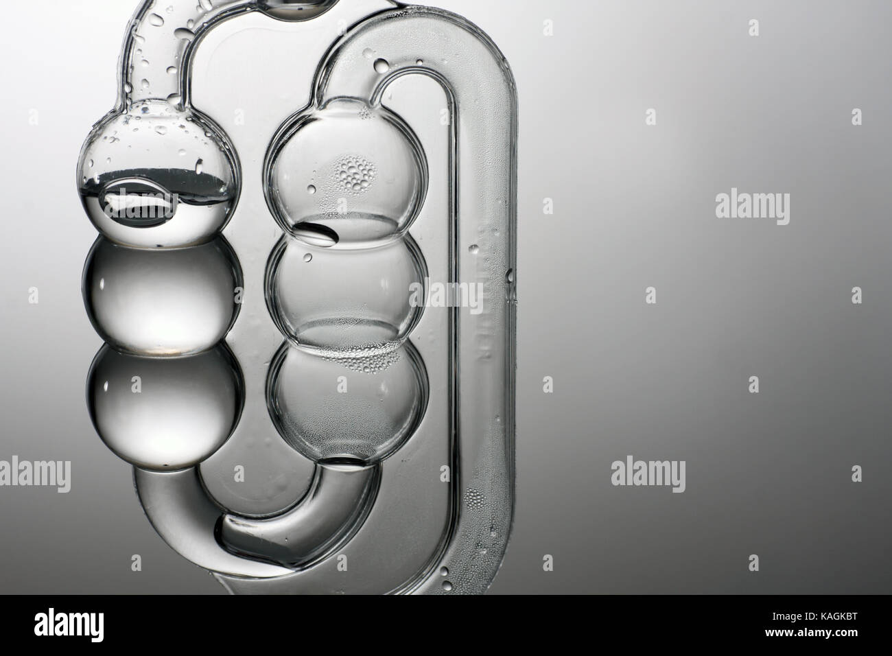Mono Bild mit Copyspace, getroffen von einem Bubbler Schleuse, die in das Brauen von Bier und Wein verwendet wird. Stockfoto