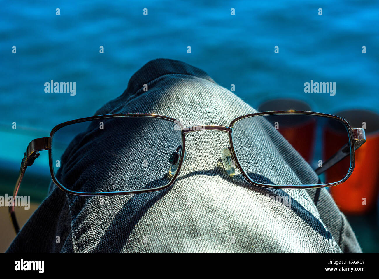 Urlaub Sonnenbrille neben einem Pool Stockfoto