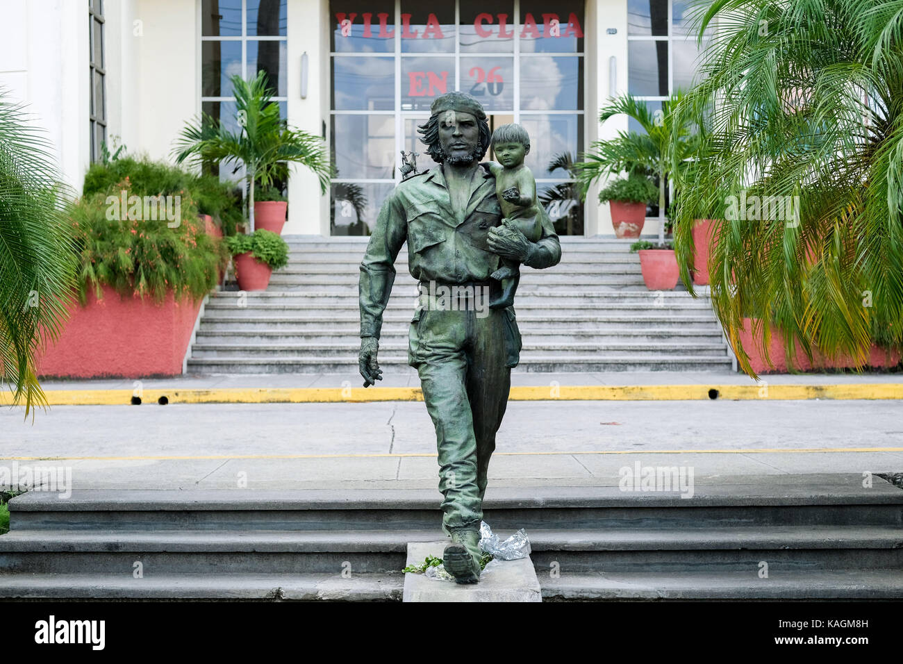 Estatua Che y Niño in Santa Clara, Kuba. Die Statue zeigt den kubanischen Revolutionär Che Guevara, der einen jungen Jungen hält und die nächste Generation symbolisiert Stockfoto