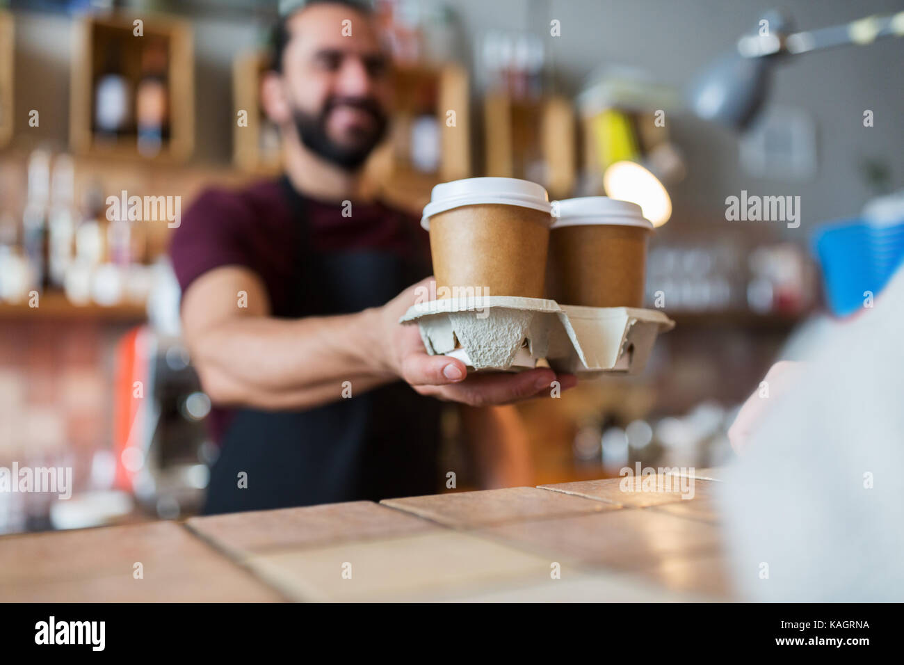 Mann oder Barkeeper Kunde bei Coffeeshop serviert Stockfoto