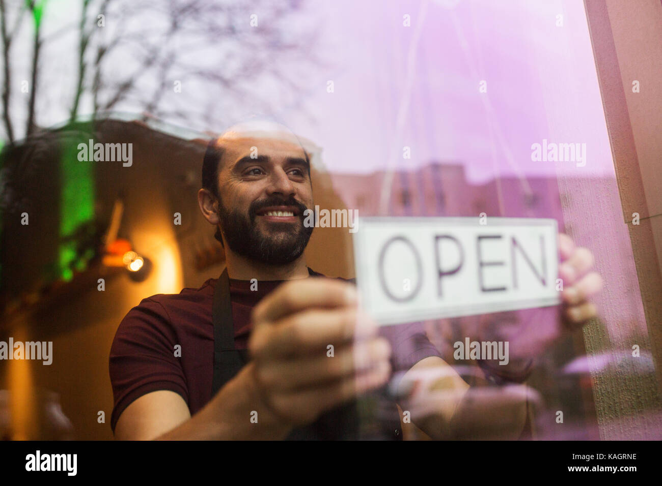 Mann mit offenen Banner an der Bar oder im Restaurant Fenster Stockfoto