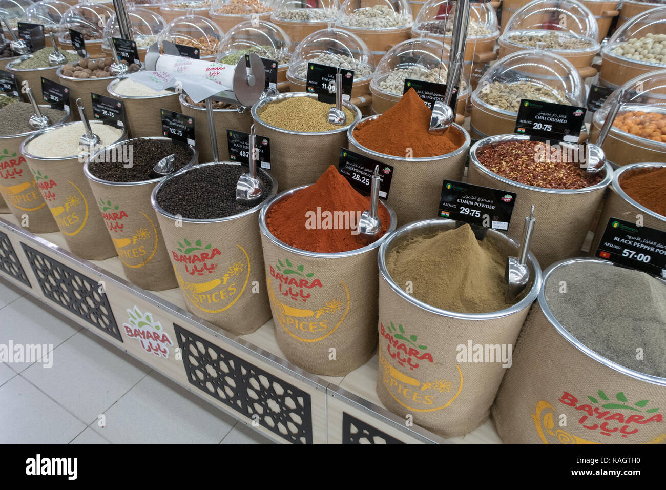 Gewürze in einem Supermarkt Stockfotografie - Alamy