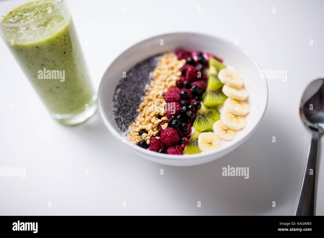 Smoothie und Schüssel mit Joghurt mit Früchten und Samen Stockfoto