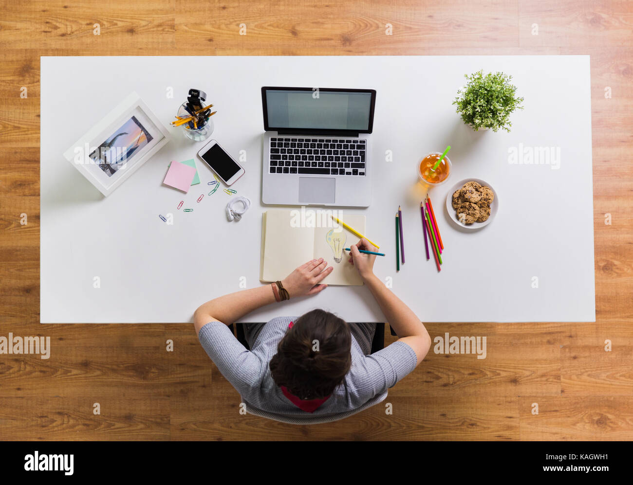 Frau mit Laptop Notebook im Büro Zeichnung Stockfoto