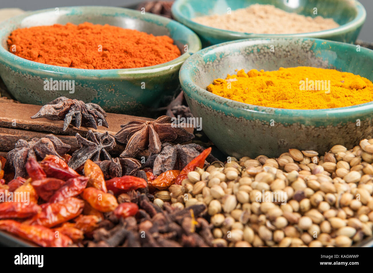 Indische Gewürze auf Platte Stockfoto