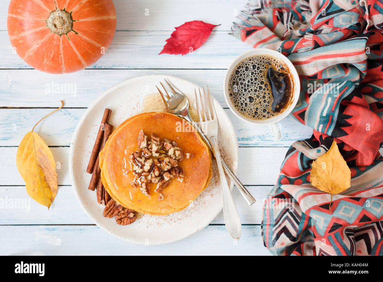 Kürbis Pfannkuchen mit Pekannuss, Honig und Kaffee. im Herbst über die Zusammensetzung von Lebensmitteln auf weißer Tisch. top Aussicht, flach Zusammensetzung Stockfoto