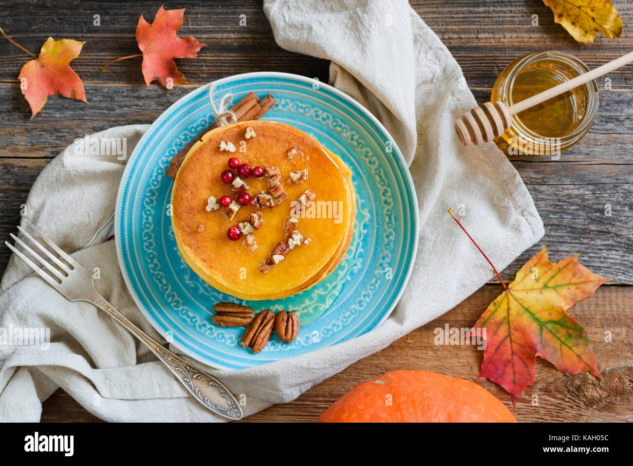 Kürbis Pfannkuchen mit Honig, Pecan Nüsse und Beeren auf einem Teller. table top anzeigen. hausgemachte Kürbis Pfannkuchen Herbst essen Stockfoto