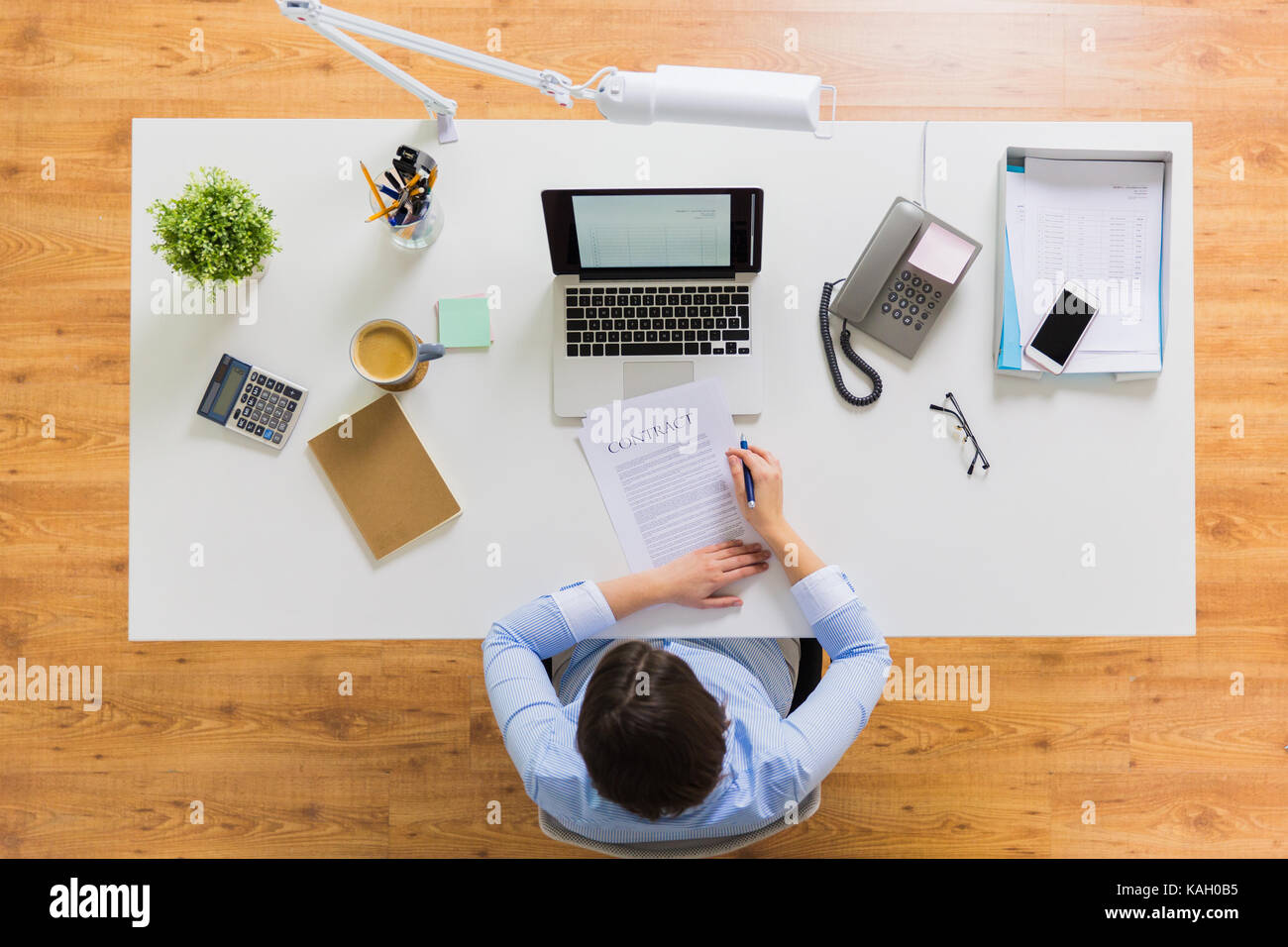 Geschäftsfrau, die Unterzeichnung der Vertragsurkunde im Büro Stockfoto