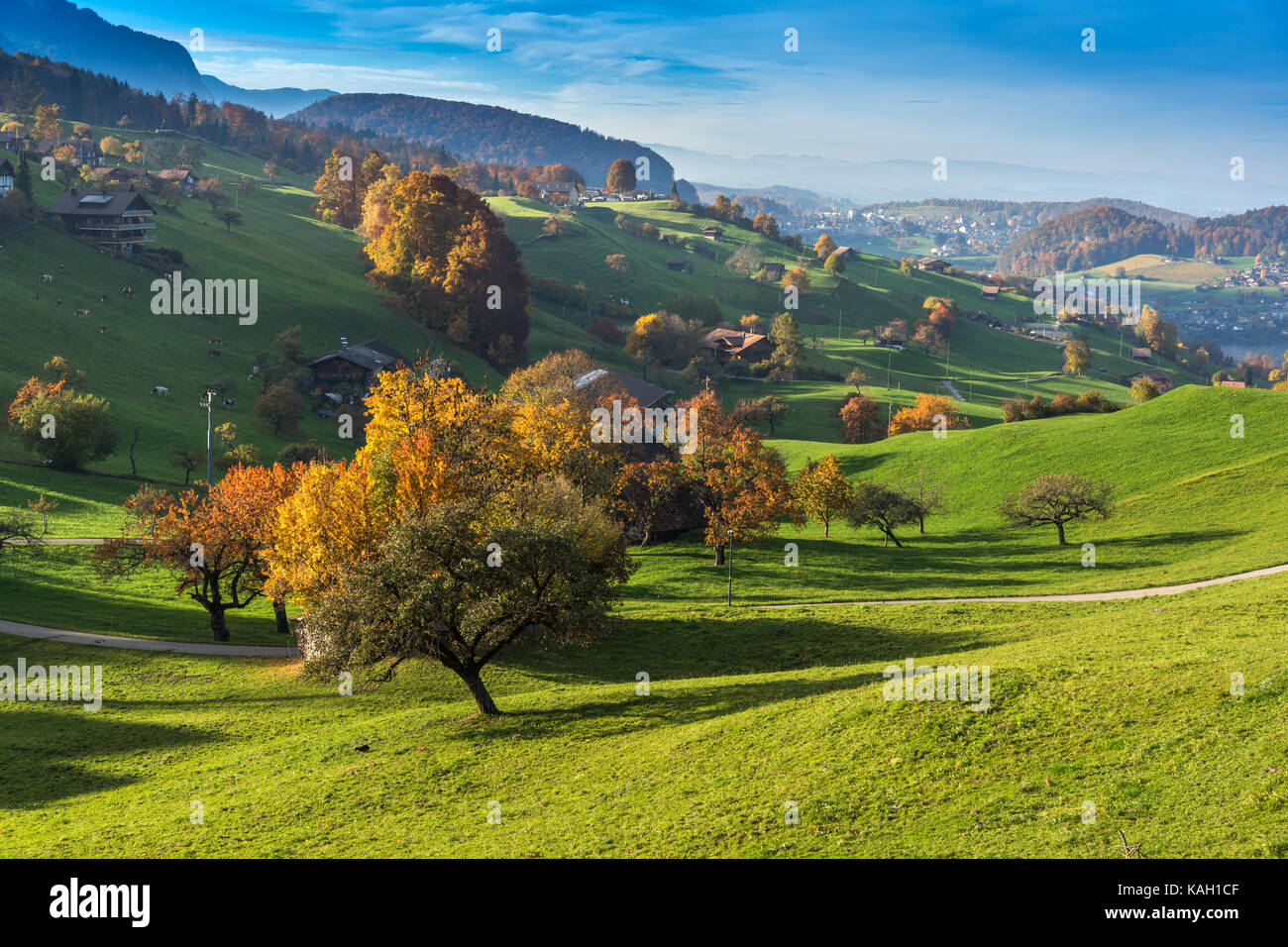 Herbst Landschaft typisch Schweiz Dorf in der Nähe von Interlaken, Kanton  Bern Stockfotografie - Alamy