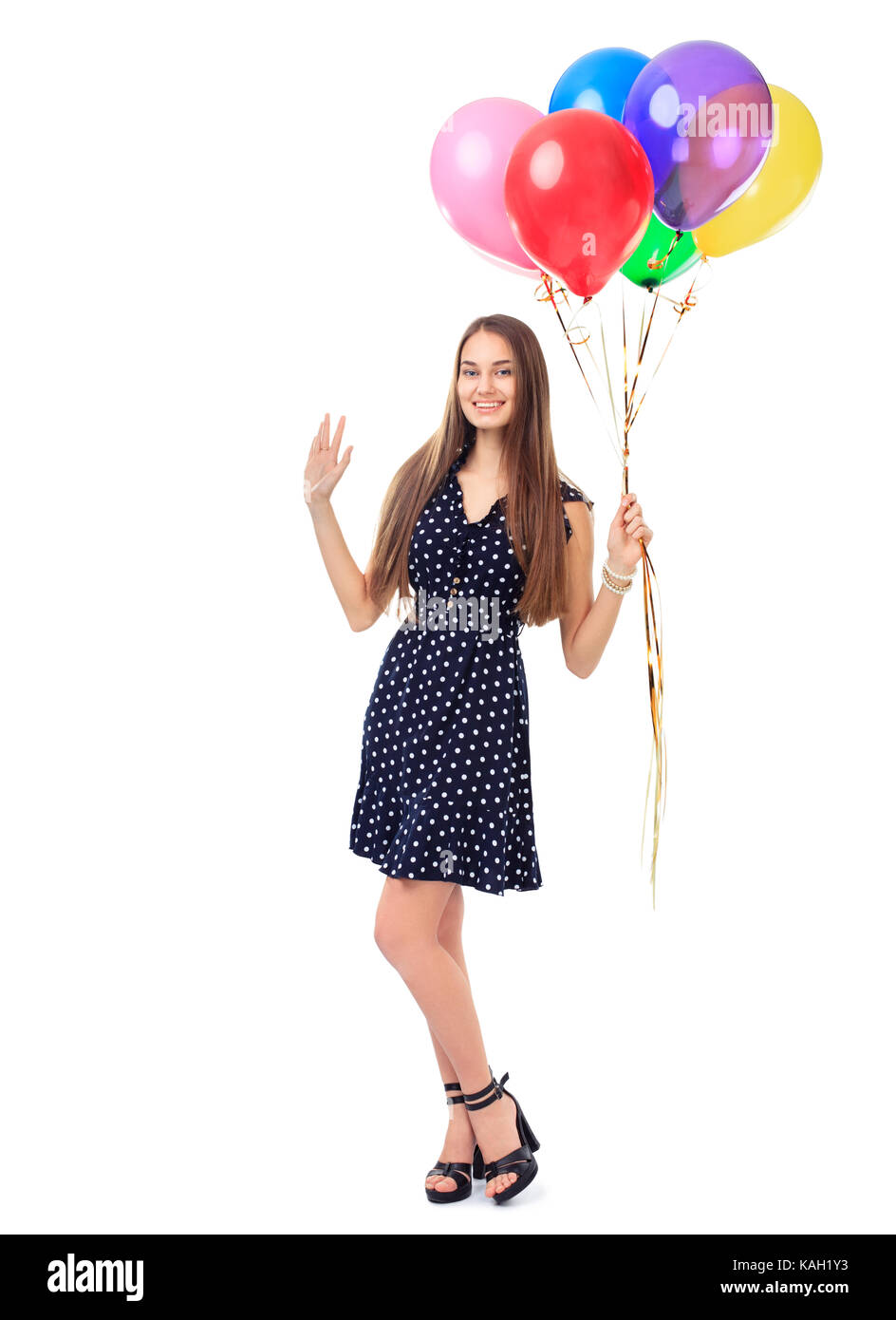 In voller Länge Porträt der Schönen glückliche junge Frau in Polka Dot dress Holding bunte Luftballons auf weißem Hintergrund Stockfoto