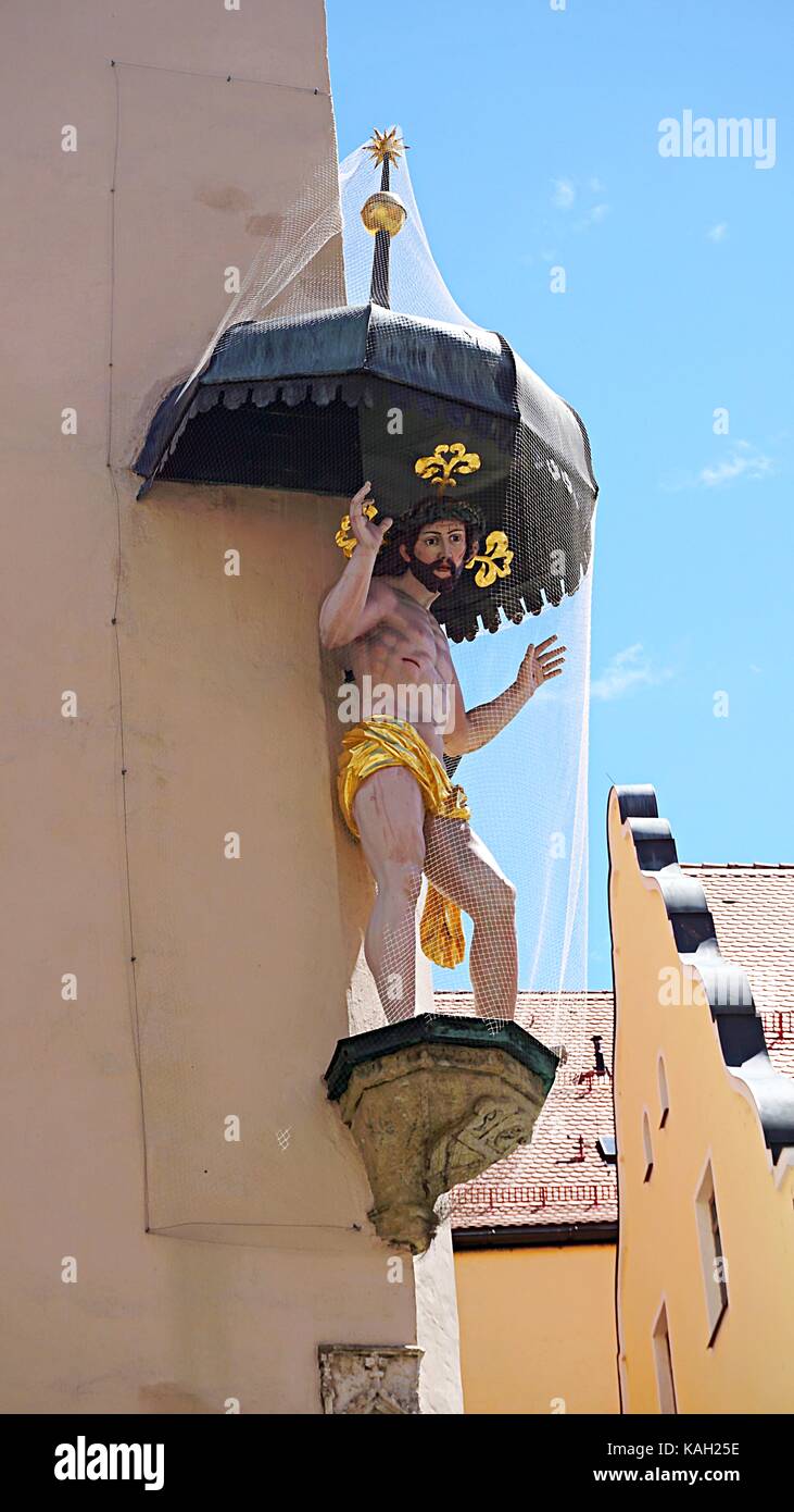 Religion die Statue auf dem Gebäude Ecke in der Innenstadt von Ingolstadt, Deutschland Stockfoto